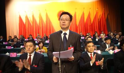 梁涛主持旬阳县第十八届人民代表大会第一次会议第三次全体会议